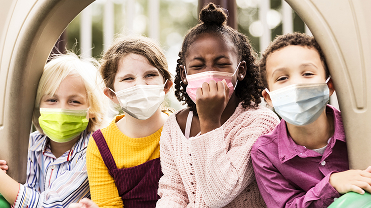 Bambini che indossano mascherine chirurgiche pediatriche di vari colori